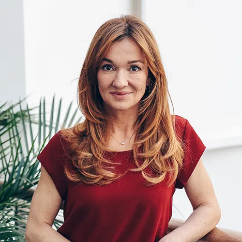 Portrait von Stefanie Bernthaler mit langen Haaren und rotem T-Shirt